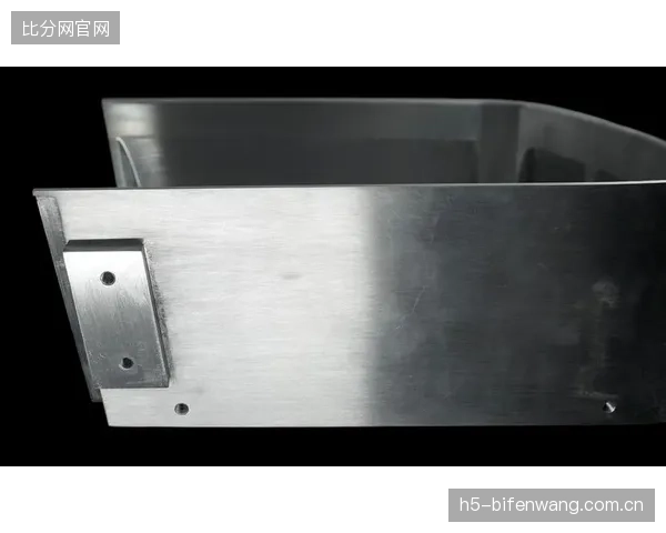 Easton盐湖城工厂的材料革命：从6061到7075-T6航空铝材的升级，如何迫使CNC切削策略改变，以达成更激进的偏心距与拉力曲线设计